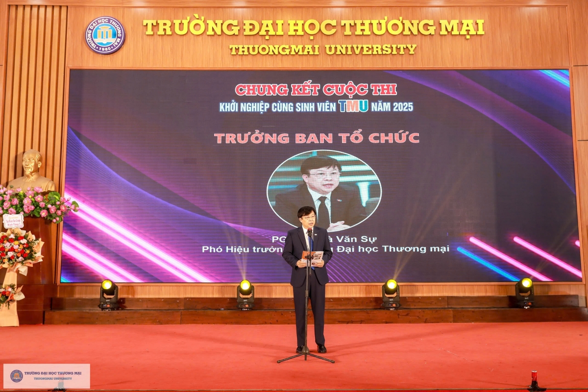 Phó Giáo sư-Tiến sỹ Hà Văn Sự - Phó Hiệu trưởng Trường Đại học Thương mại biểu tại đêm chung kết cuộc thi TMU’S STARTUP 2025