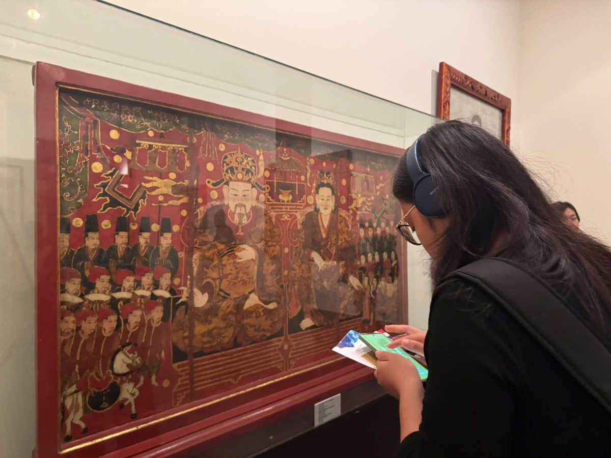 Du khách được trang bị tai nghe và hướng dẫn trên app "Imuseum VFA" để nghe thuyết minh về các tác phẩm trưng bày