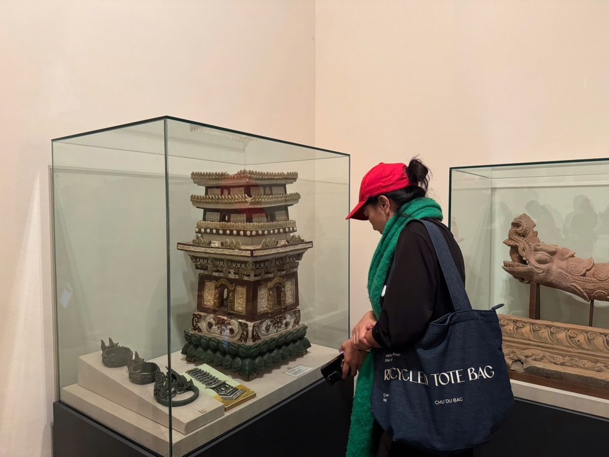 Du khách say sưa tìm hiểu thông tin các hiện vật trưng bày