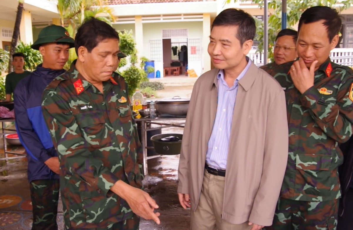 Ông Tạ Anh Tuấn (áo khoác nâu), Chủ tịch UBND tỉnh Đắk Lắk chỉ đạo lực lượng thuộc Bộ Chỉ huy Quân sự tỉnh khẩn trương hỗ trợ nhân dân sau lũ.