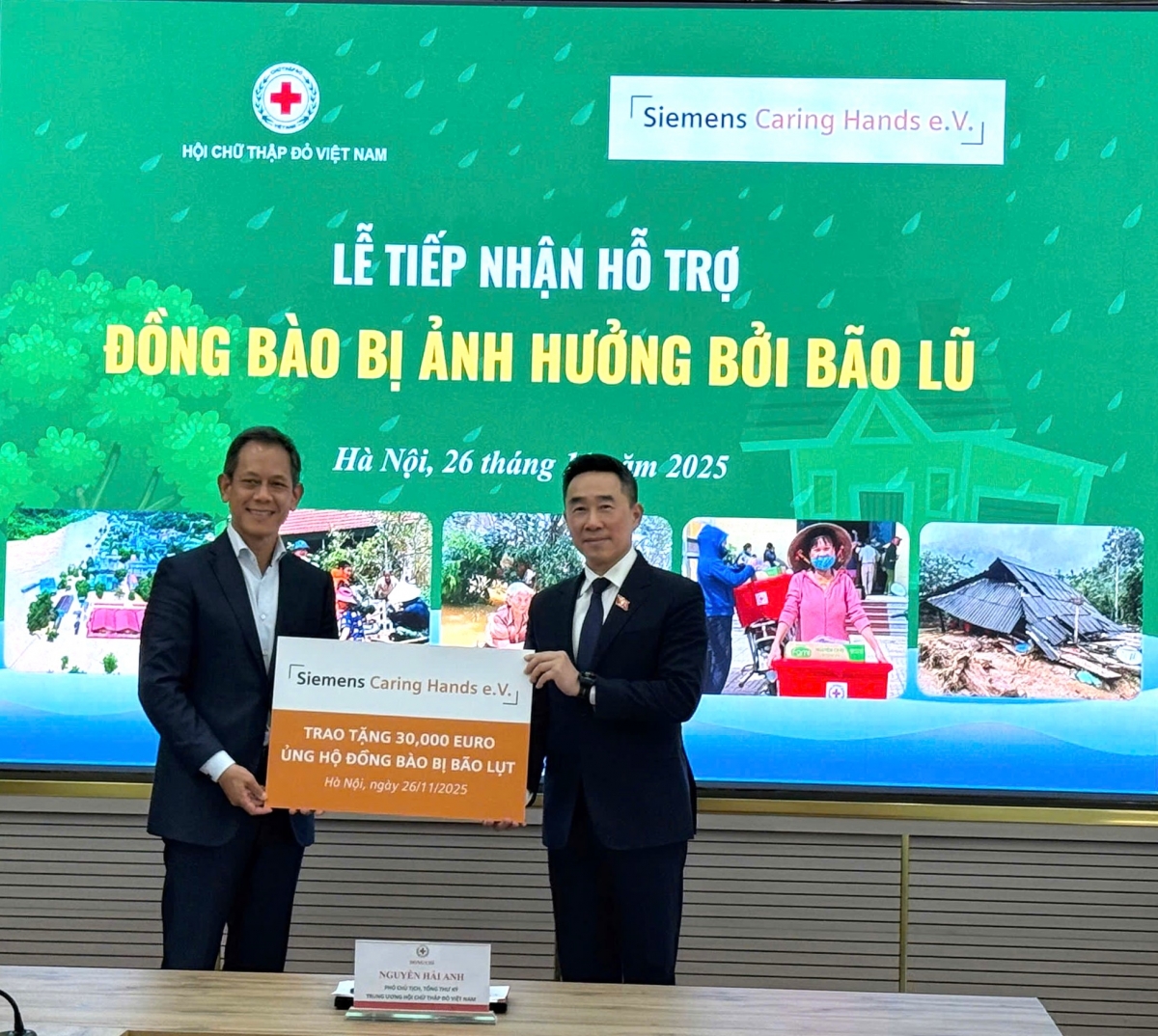 TGĐ Siemens Phạm Thái Lai trao tặng khoản hỗ trợ 30.000 EUR cho đại diện Hội Chữ Thập Đỏ