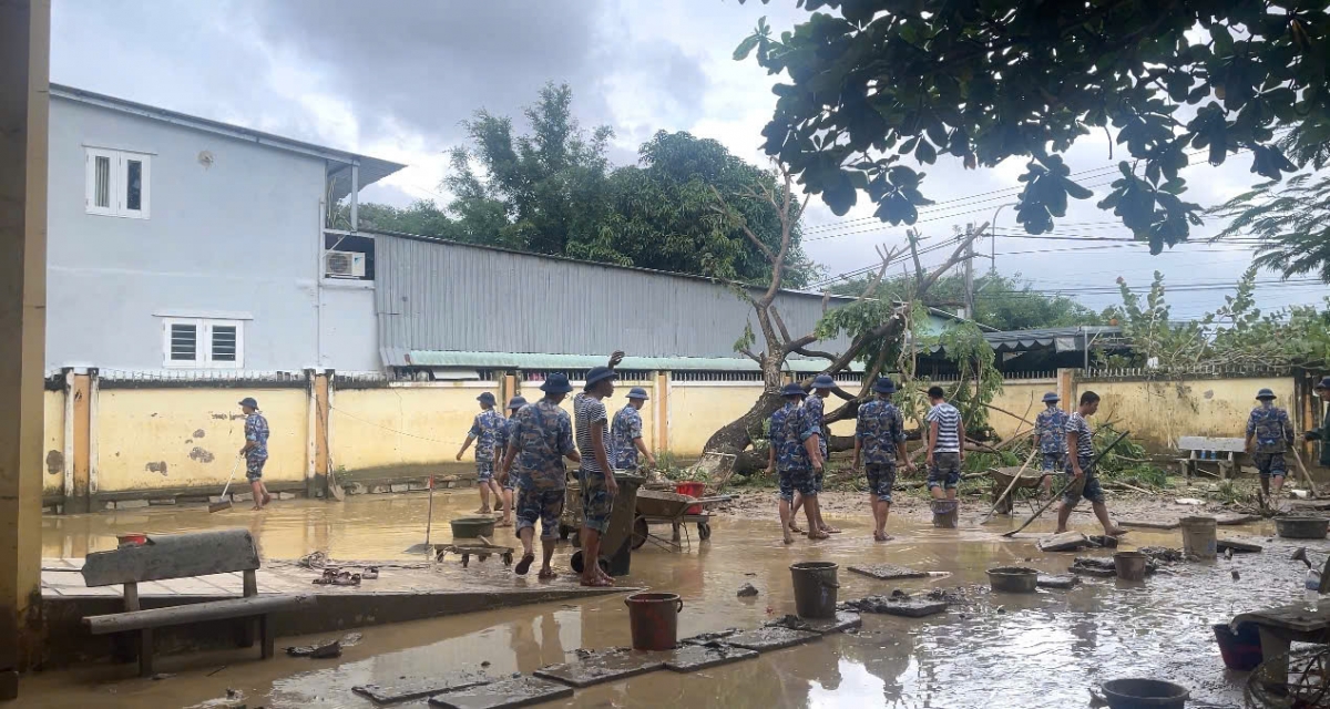 CBCS Lữ đoàn 101 dọn dẹp bùn lầy sau lũ