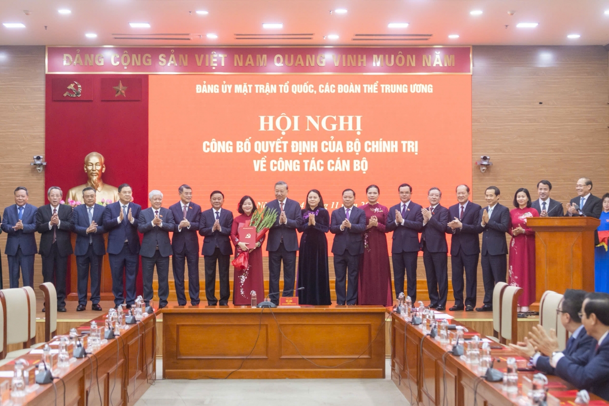 Tổng Bí thư Tô Lâm trao quyết định của Bộ Chính trị phân công, điều động cán bộ tại Đảng ủy Quốc hội, MTTQ, Ban Tuyên Giáo và Dân vận Trung ương, Thành ủy Hà Nội.