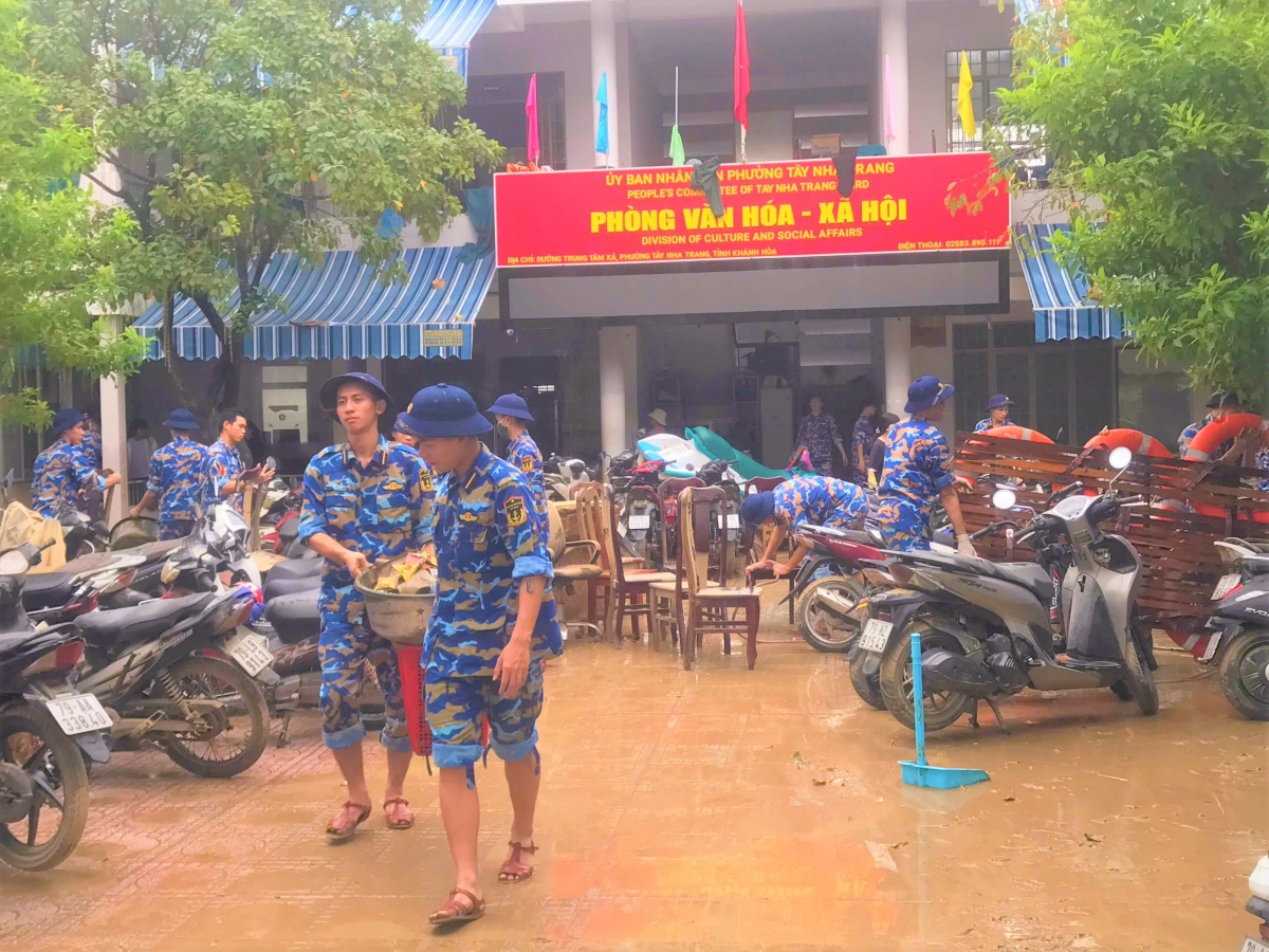 Lực lượng Học viện giúp dọn dẹp tại các trạm y tế, khu dân cư, trường học…
​​​