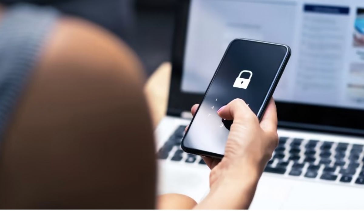 Khách hàng thực hiện giao dịch số cần thực hiện qua các lớp bảo mật. Ảnh minh họa: iStock