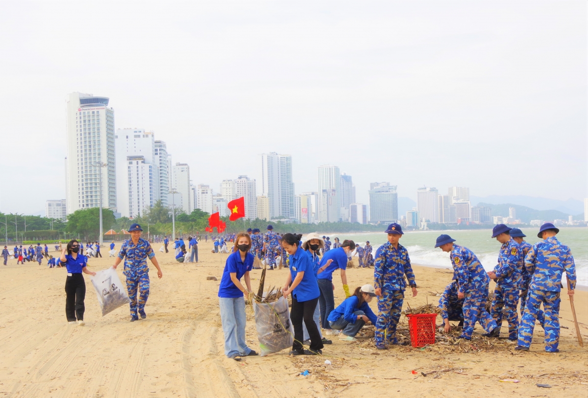 Cán bộ, đoàn viên thanh niên hai đơn vị chung tay gom rác thải tại khu vực bãi biển.