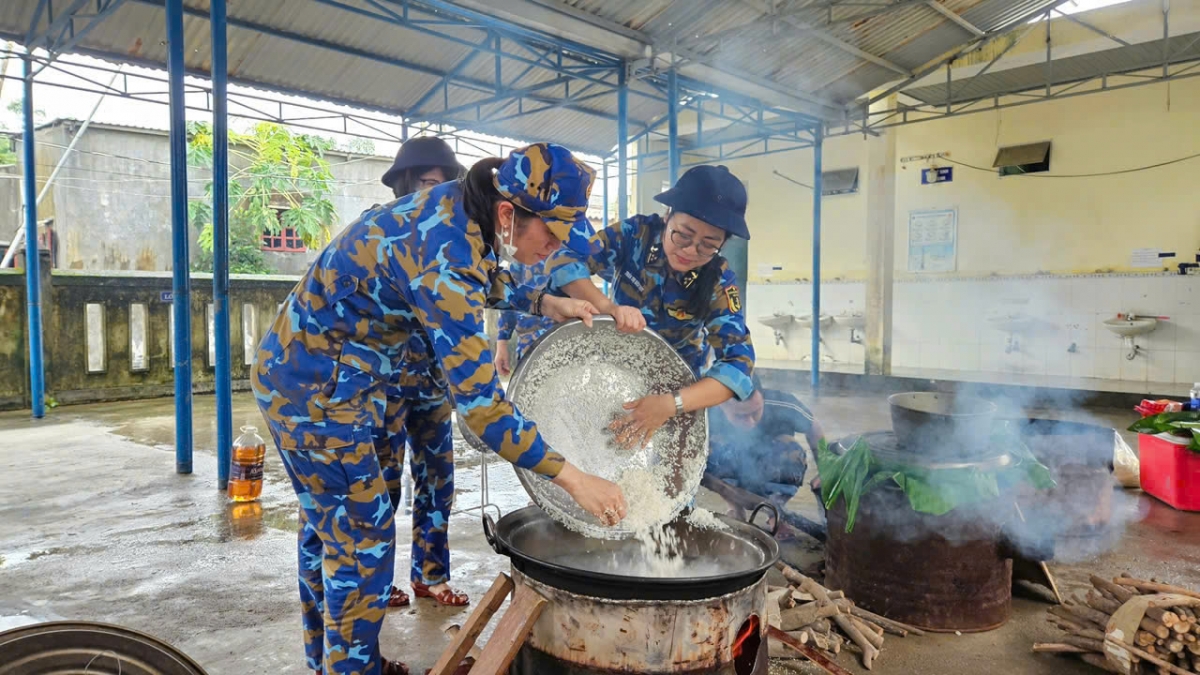 Hội phụ nữ các đơn vị cơ sở Vùng 3 Hải quân phối hợp với Hội phụ nữ xã Hà Nha chế biến thực phẩm, nấu ăn, bảo đảm hậu cần cho lực lượng giúp dân khắc phục hậu quả sau bão lụt