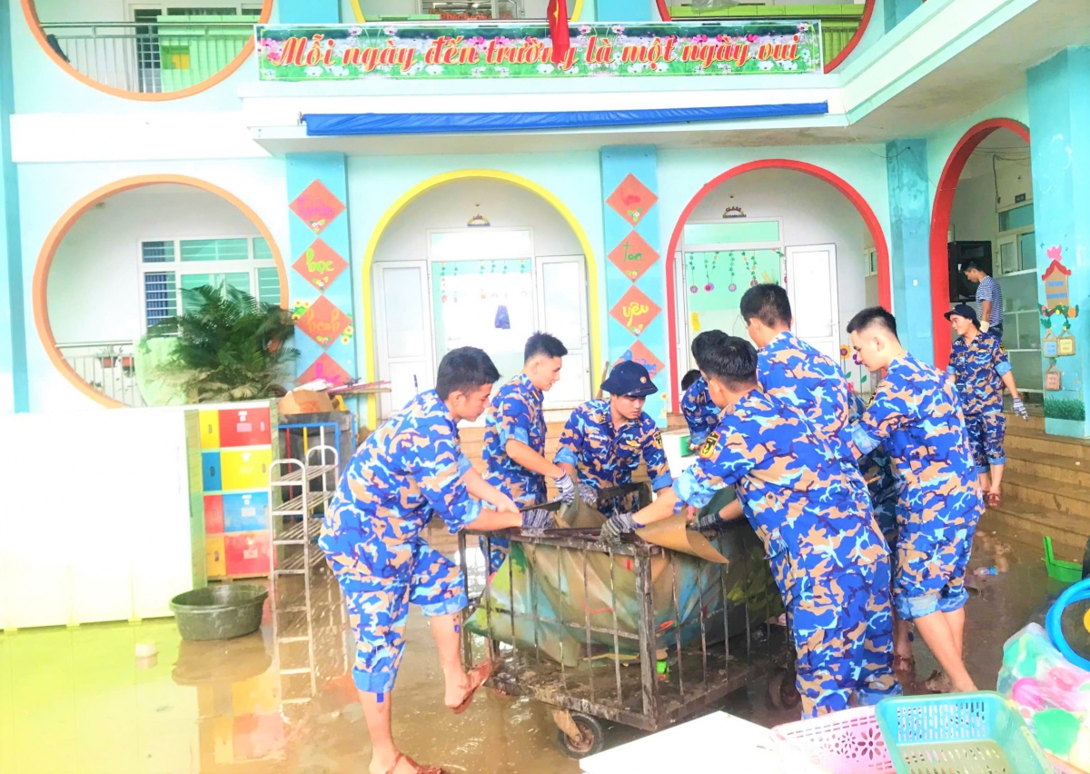 Lực lượng Học viện giúp dọn dẹp tại các trạm y tế, khu dân cư, trường học…