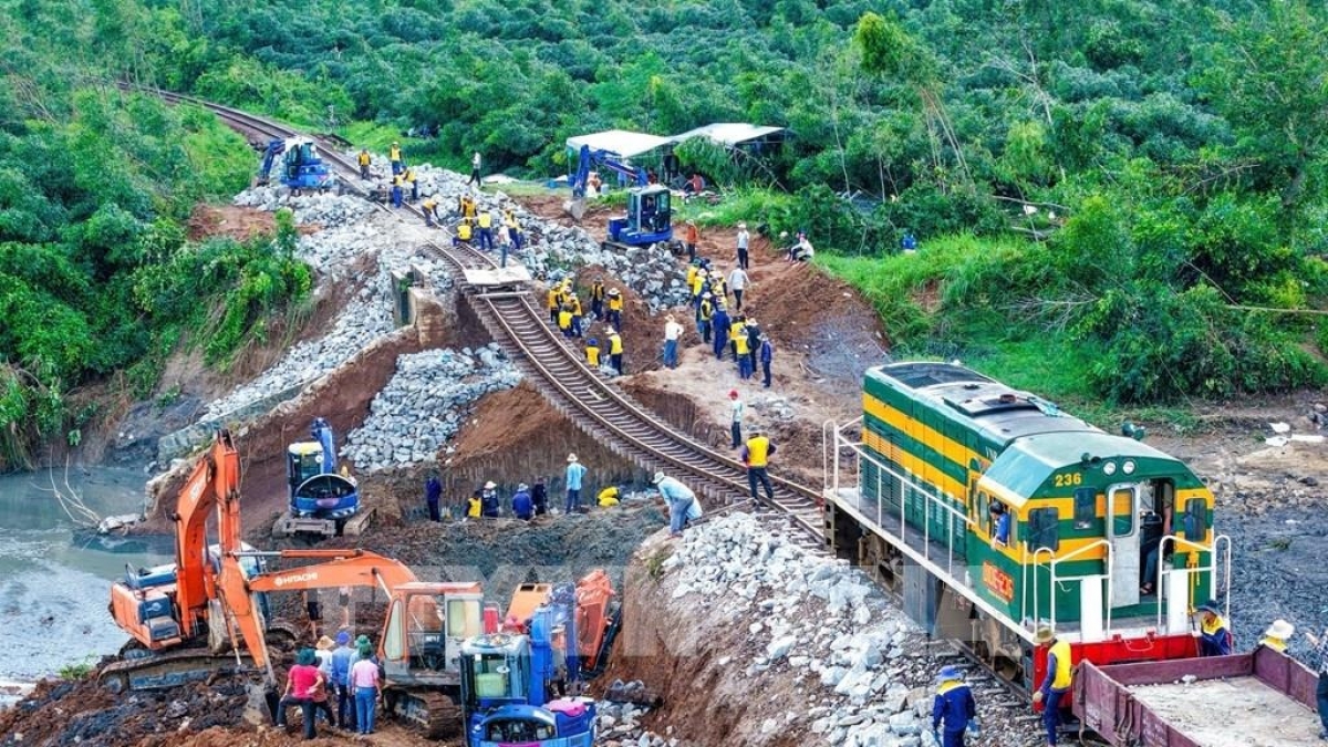 Ngành đường sắt huy động hằng trăm công nhân khắc phục sự cố sạt lở đường sắt qua tỉnh Đắk Lắk. Ảnh: Tường Quân - TTXVN
