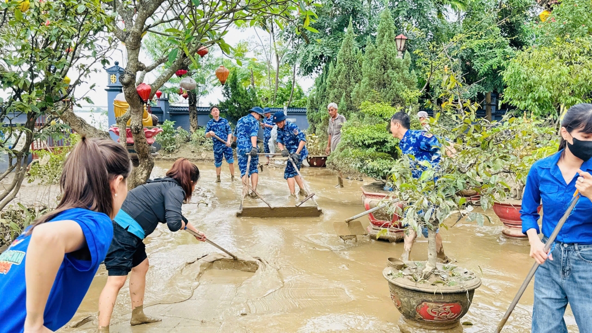 Khối lượng bùn đất khổng lồ làm ảnh hưởng rất lớn tới công tác dọn dẹp.