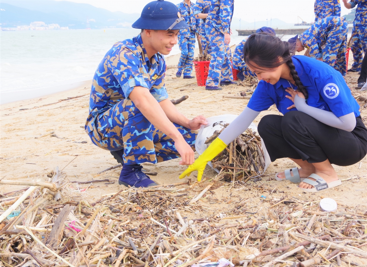 Nụ cười rạng rỡ trong vất vả của 02 bạn đoàn viên khi góp sức mình làm cho bãi biển sạch đẹp trở lại
