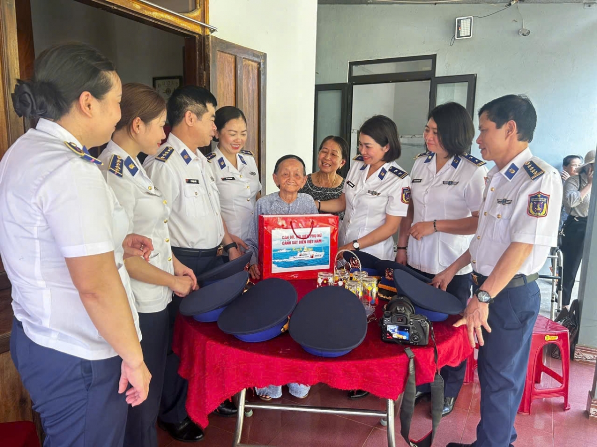 Thăm, tặng quà Mẹ Việt Nam anh hùng Nguyễn Thị Thoại, tại TP Đà Nẵng