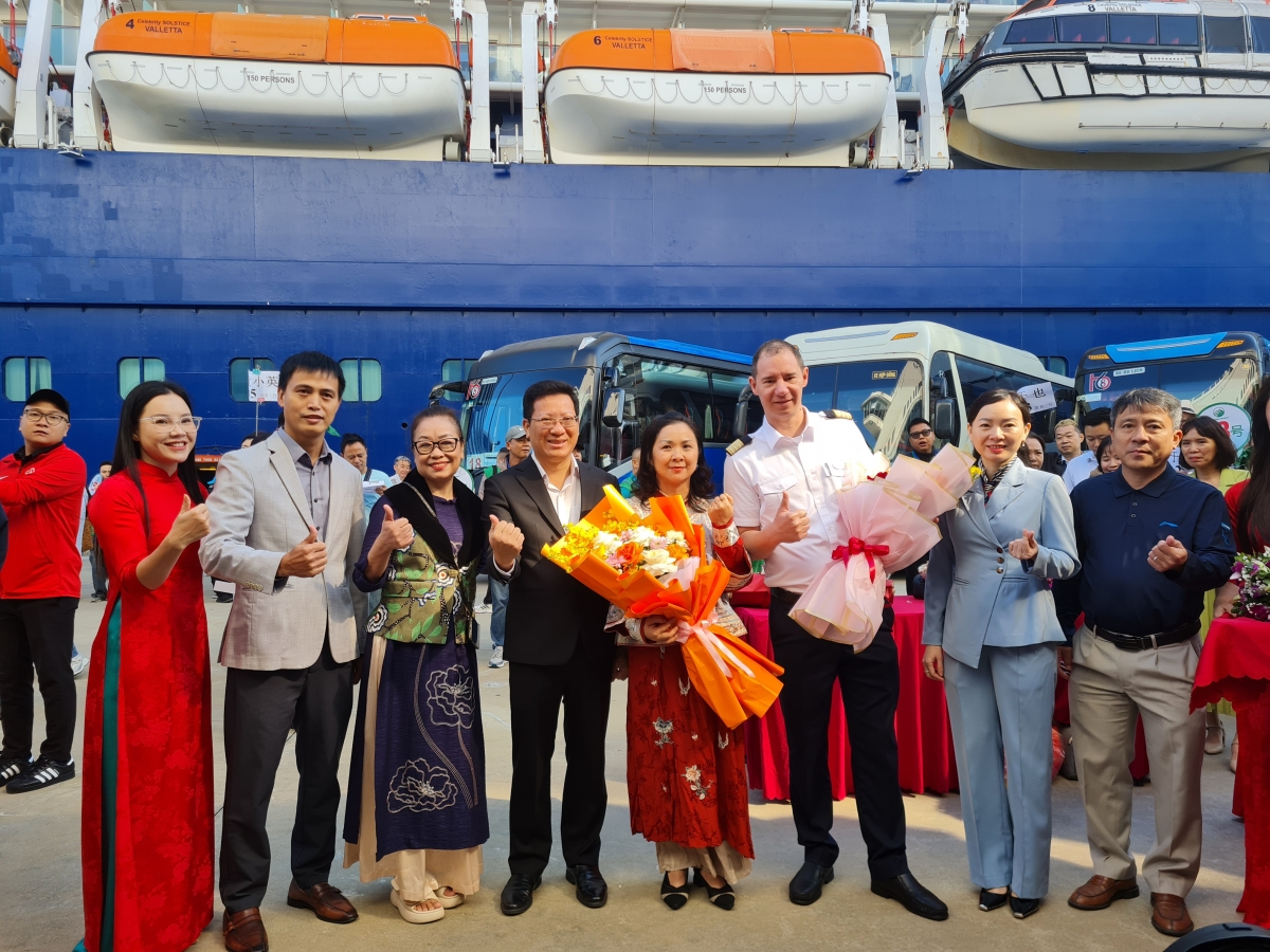 Ông Nguyễn Việt Dũng - Giám đốc Sở Văn hóa Thể thao và Du lịch Quảng Ninh tặng hoa những vị khách của Tàu biển Blue Dream Melody tuyến Bắc Hải - Hạ Long