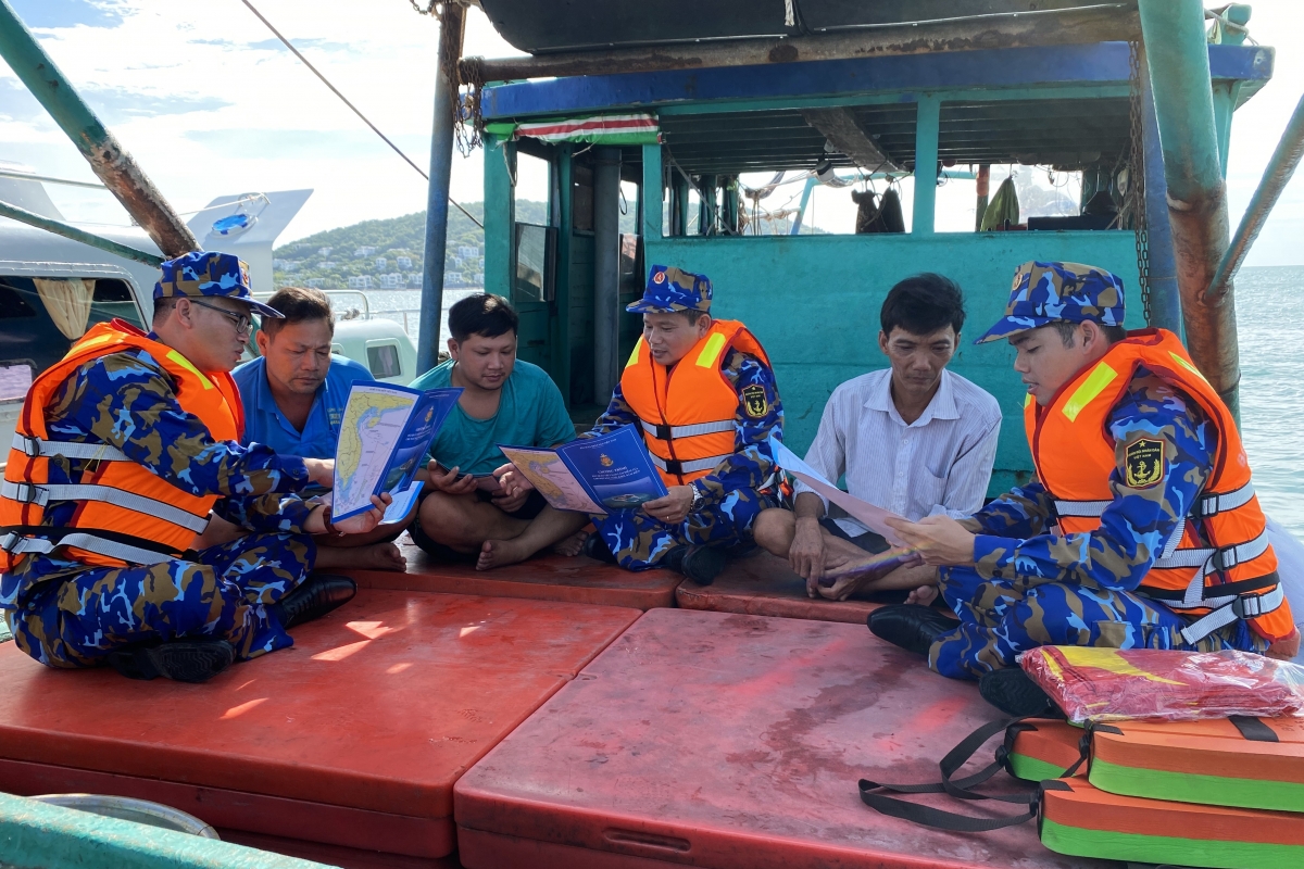 CBCS Lữ đoàn 127 tuyên truyền pháp luật biển cho ngư dân
