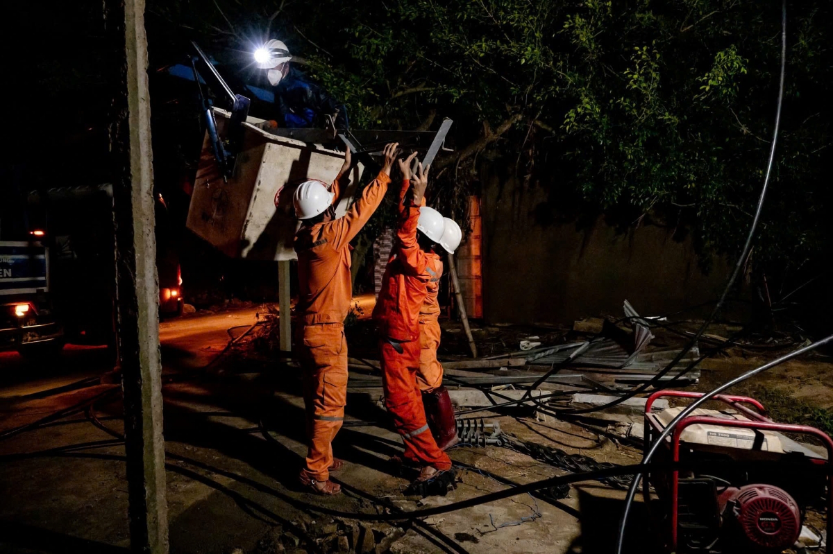 Mưa lụt đã làm 3.567 trạm biến áp bị mất điện, nhiều trạm bị hư hại nặng.