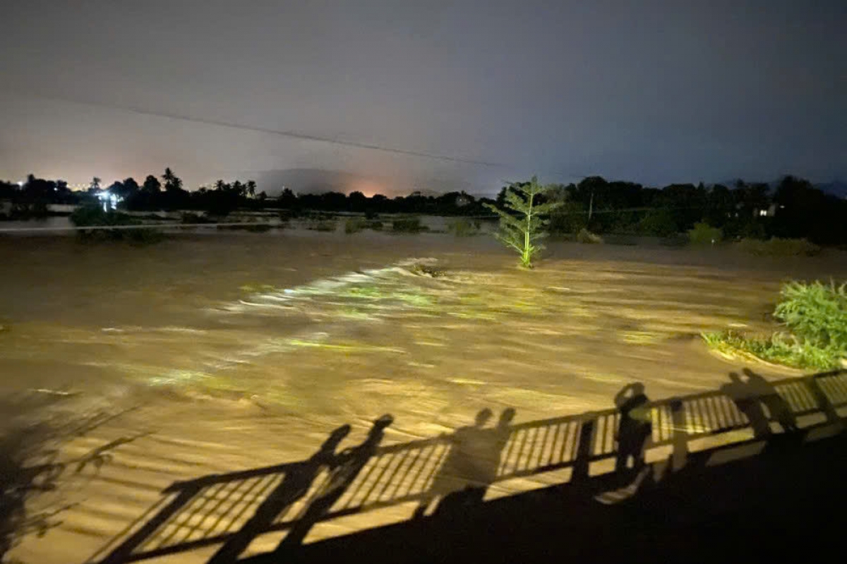 Dòng nước đục ngầu từ hồ chứa bị vỡ tràn xuống khu vực dân cư dưới chân núi Tuy Phong, tỉnh Lâm Đồng trong đêm 1/11. Nhiều người dân phải bỏ chạy lên khu vực cao để tránh lũ (ảnh người dân cung cấp).