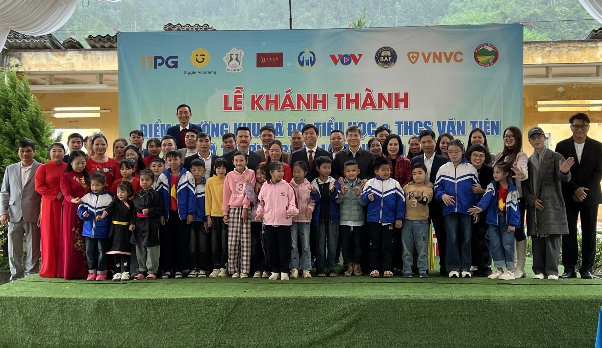 Lãnh đạo VOV và tỉnh Lào Cai chụp ảnh lưu niệm cùng các nhà tài trợ, thầy cô giáo và các em học sinh trong ngày vui