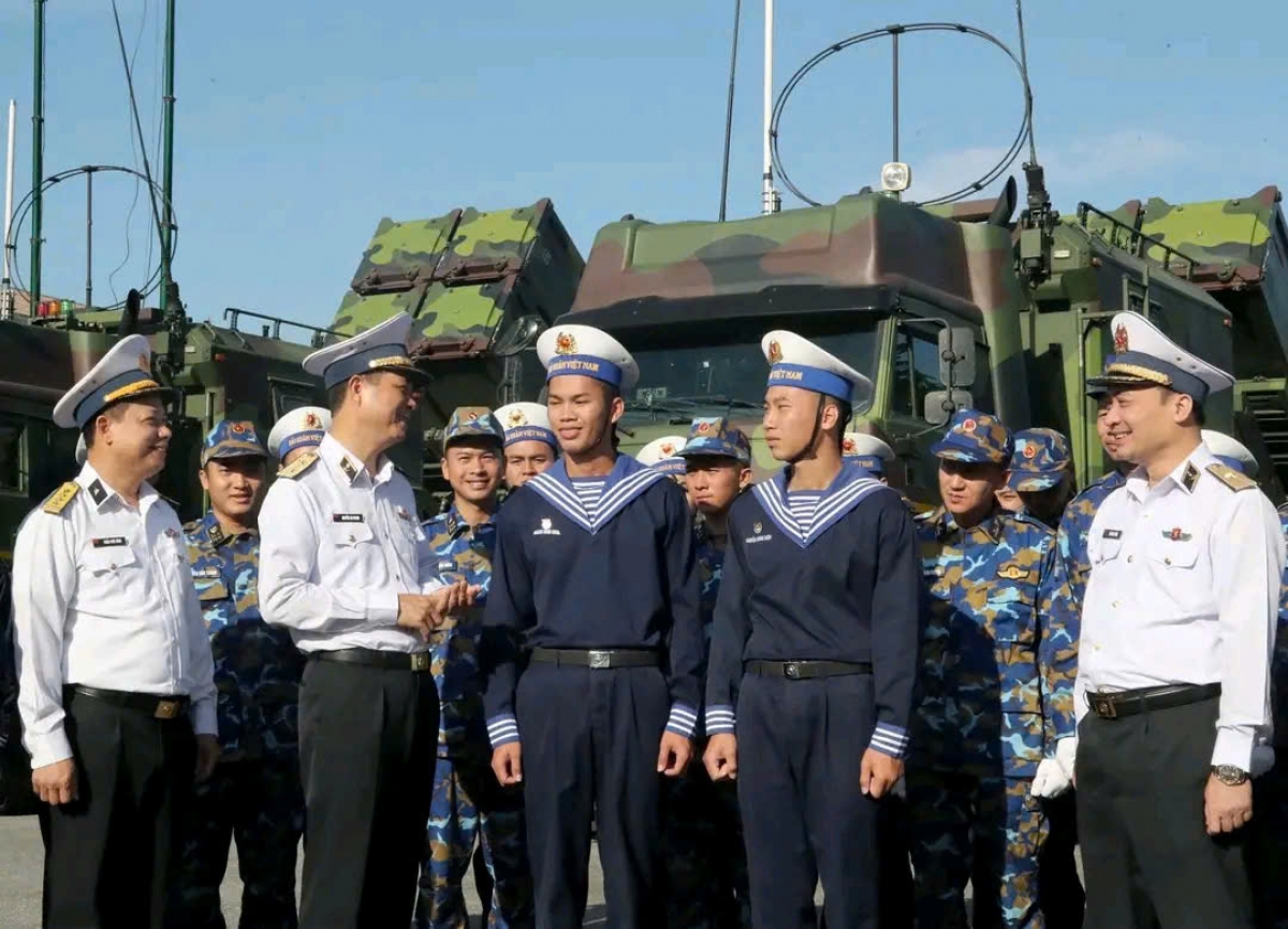 Phó Đô đốc Nguyễn An Phong, Chính ủy Quân chủng Hải quân thăm, động viên cán bộ, đoàn viên Lữ đoàn 679, Vùng 1 Hải quân