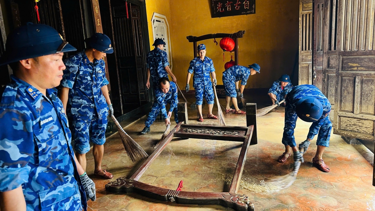 Giúp các họ gia đình nạo vét bùn đất, rác thải.