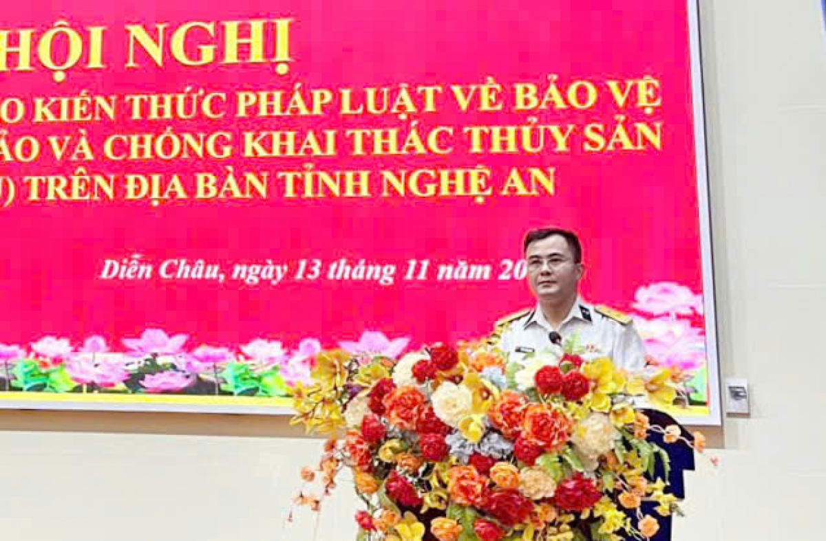 Báo cáo viên của Hải đội 137 thông tin tại hội nghị