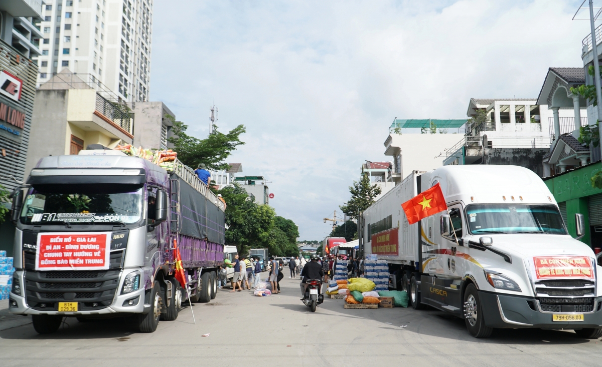 Những chuyến xe tải mang hàng cứu trợ hướng về miền Trung, Tây Nguyên