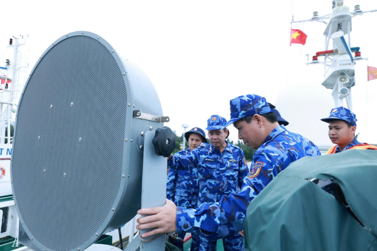 Đoàn công tác kiểm tra hệ thống loa tuyên truyền đặc biệt của tàu CSB.
