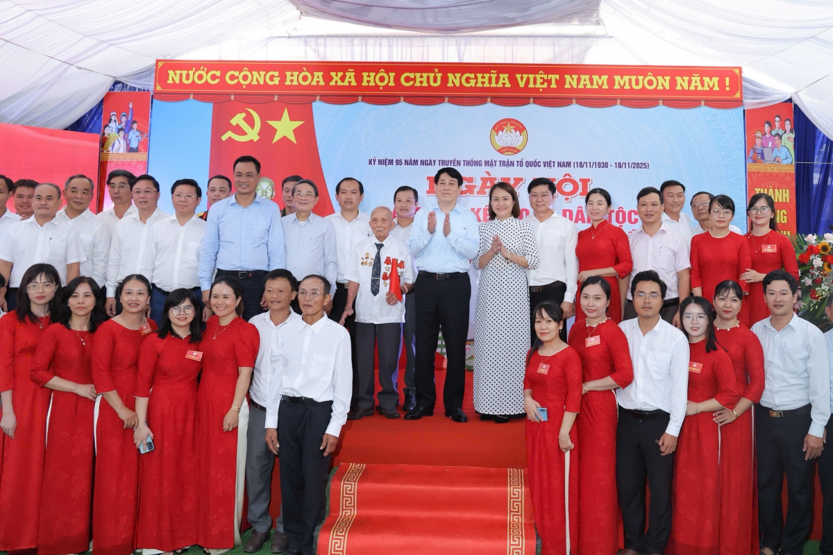 Chủ tịch nước Lương Cường chụp ảnh của người dân xã Gò Nổi