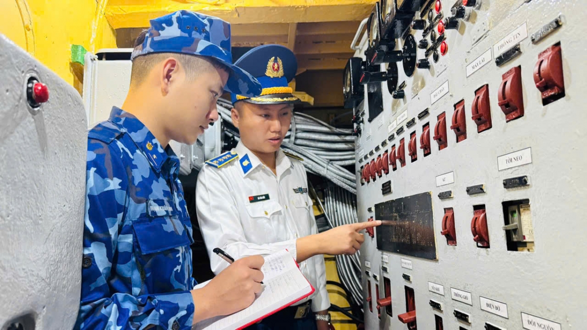Đại úy Hà Văn Đức hướng dẫn cán bộ thao tác máy móc, trang bị trên tàu CSB 1011