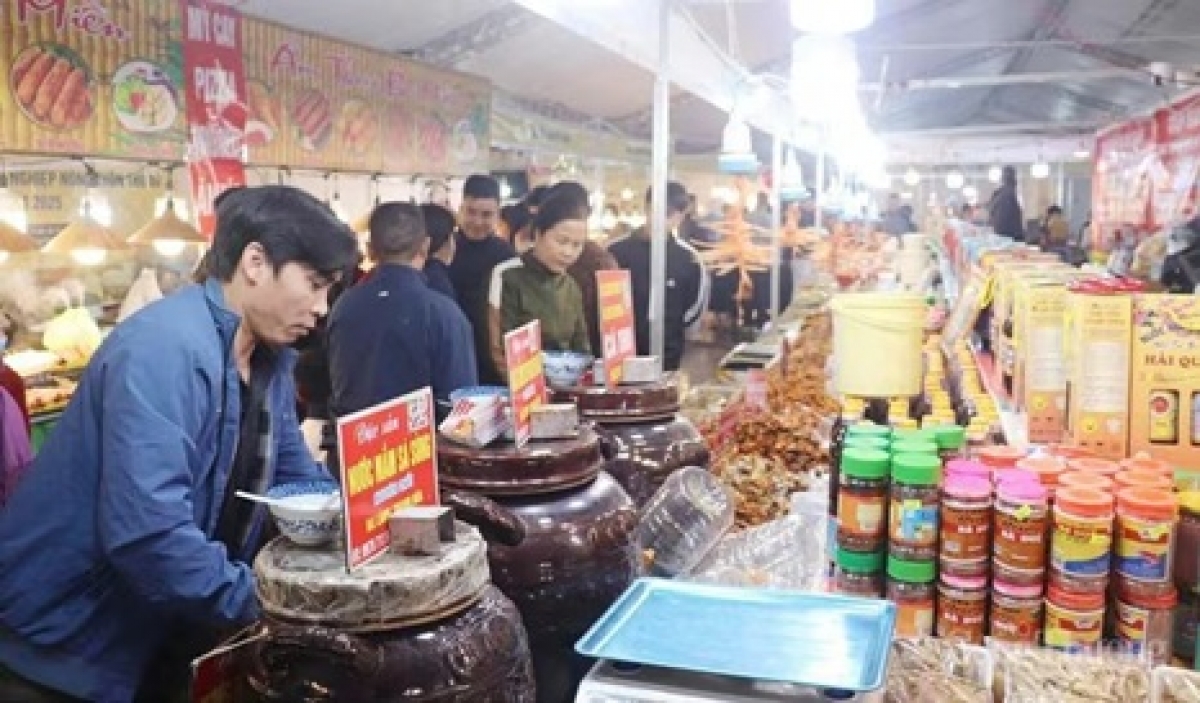 Hội chợ hàng công nghiệp nông thôn 2025 tại xã Trung Giã. Ảnh: N.H.