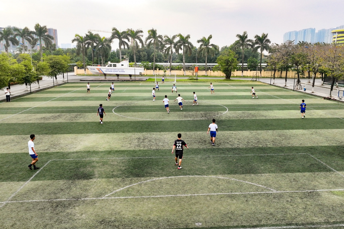 Chiến sĩ Đại đội Vệ binh Bộ Tham mưu Cảnh sát biển hào hứng tham gia thi đấu bóng đá trong ngày nghỉ cuối tuần.