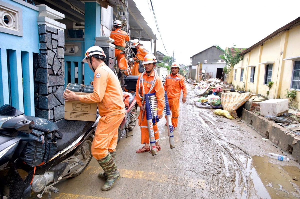 Mưa lụt đã khiến gần 340.822 khách hàng ở tỉnh Đắk Lắk mất điện. Tại xã Hòa Thịnh, nhân lực ngành điện Đắk Lắk đã toàn lực sửa chữa lại đường dây cấp điện cho người dân.