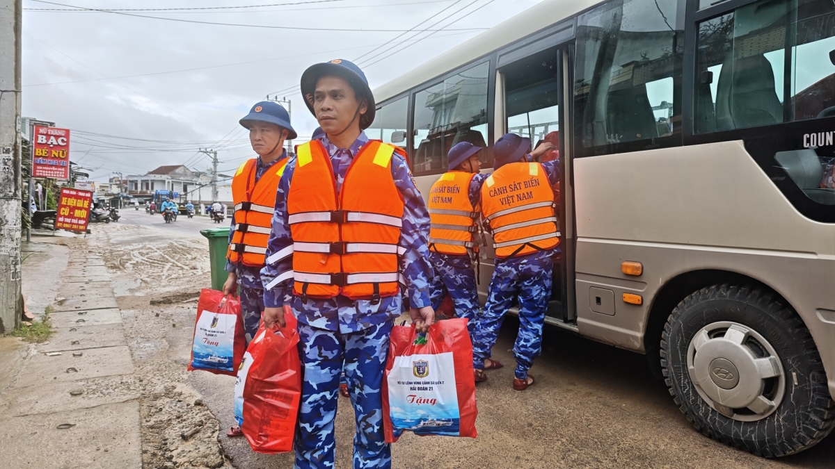 Cán bộ, chiến sỹ Bộ Tư lệnh Vùng Cảnh sát biển 2 tập kết nhu yếu phẩm hỗ trợ nhân dân xã Tuy Phước, tỉnh Gia Lai