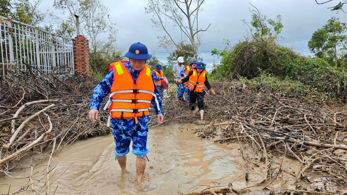  Đại tá Lê Huy - Chính ủy Vùng Cảnh sát biển 2 cùng đoàn công tác đến thăm, tặng quà hỗ trợ nhân dân xã Tuy Phước, tỉnh Gia Lai