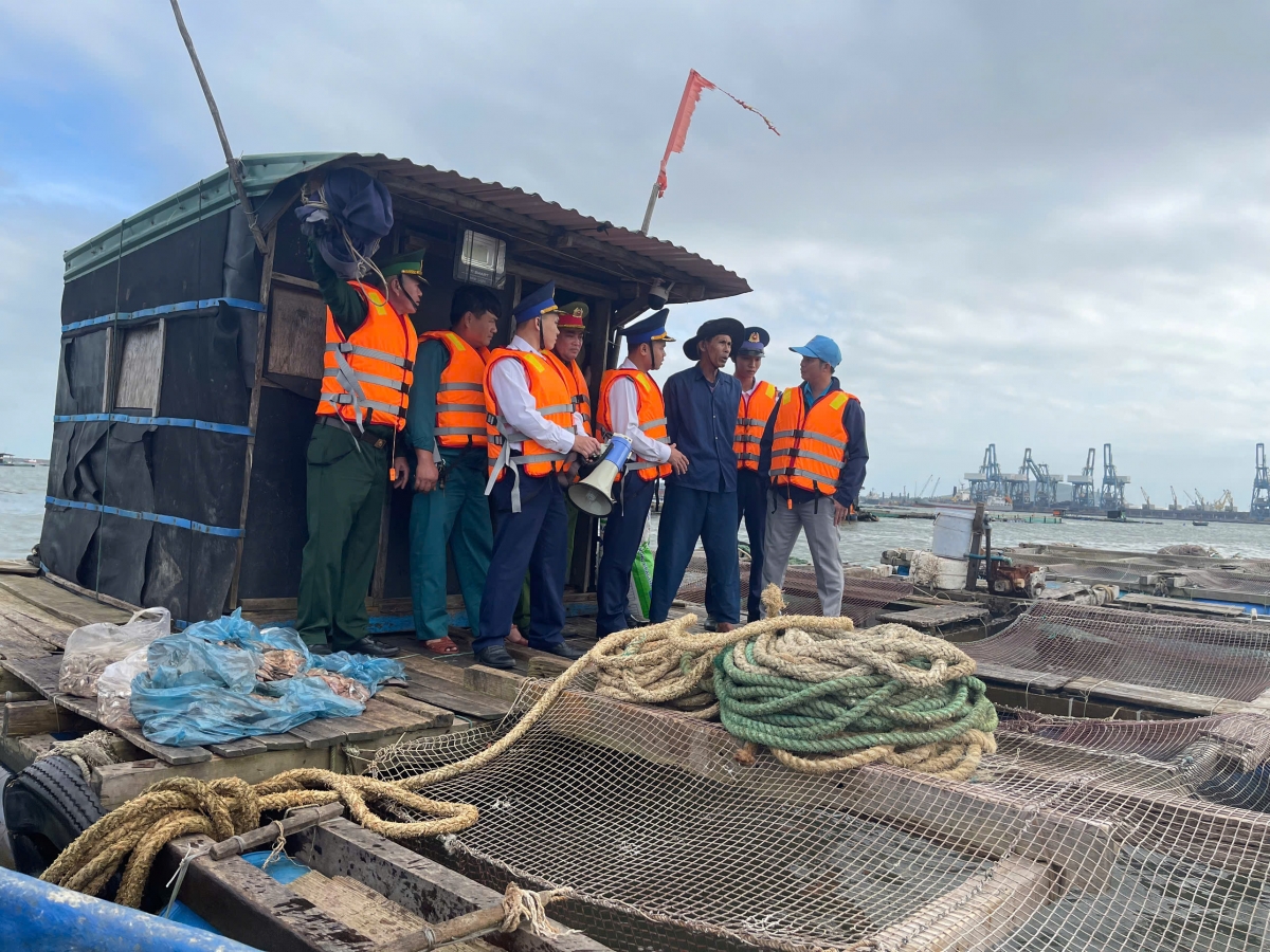 Các cán bộ, chiến sĩ Cảnh sát biển, Công an, Biên phòng và lãnh đạo xã Vạn Tường tuyên truyền, vận động bà con rời khỏi lồng, bè để đảm bảo an toàn.