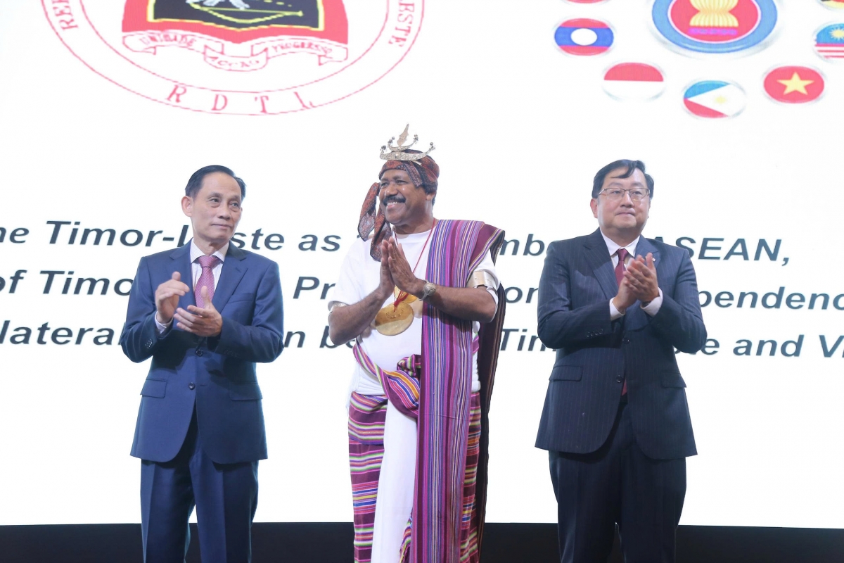 Bộ trưởng Bộ Ngoại giao Lê Hoài Trung, Đại sứ Timor-Leste tại Việt Nam João Pereira và Đại sứ Malaysia tại Việt Nam Tan Yang Thai tại buổi lễ