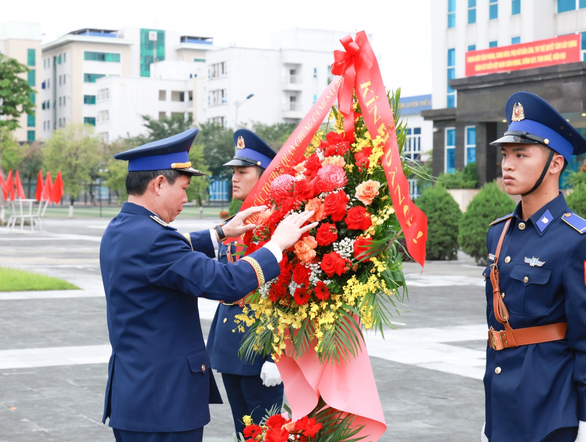 Đại tá Bùi Đại Hải - Phó Chủ nhiệm Chính trị Cảnh sát biển Việt Nam chỉnh hoa dâng lên Chủ tịch Hồ Chí Minh