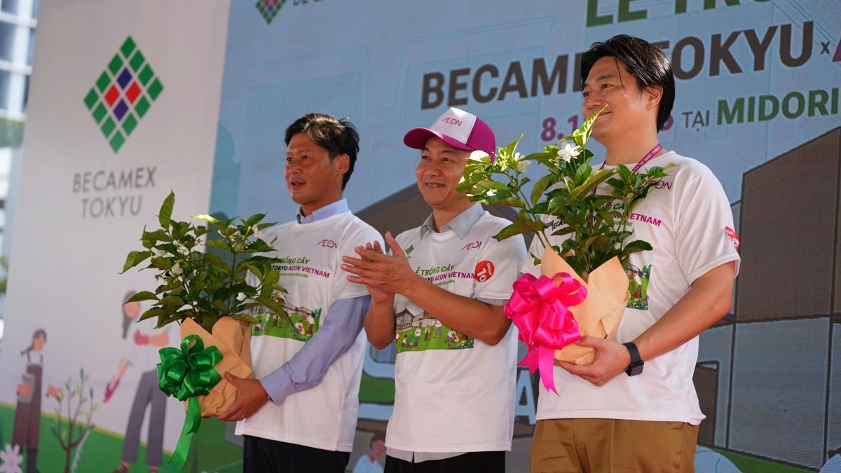 Đại diện Công ty TNHH BECAMEX TOKYU và Công ty TNHH AEON Việt Nam nhận cây xanh