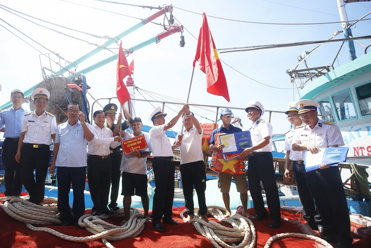Đoàn công tác của Vùng 4 trao cờ Tổ quốc tặng ngư dân tại cảng cá Mỹ Tân, tỉnh Khánh Hoà 