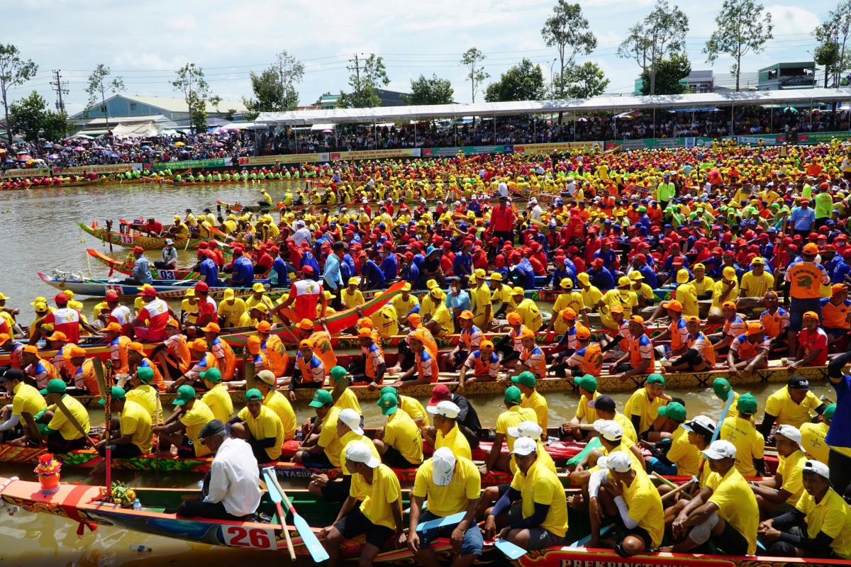 Độc đáo giải đua ghe ngo của đồng bào Khmer Nam Bộ