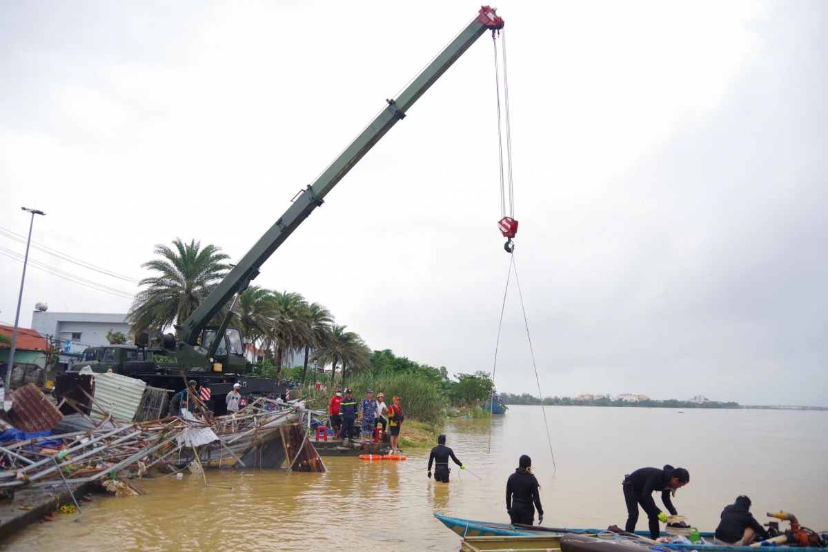 Xe cẩu chuyên dụng của Trung tâm Bảo đảm Kỹ thuật cùng cán bộ, chiến sĩ Lữ đoàn 172 nỗ lực tìm kiếm người dân mất tích tại phường Hội An Tây