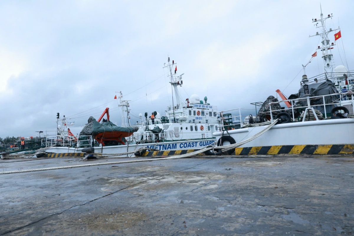 Hệ thống tàu, xuồng CSB thuộc Bộ Tư lệnh Vùng Cảnh sát biển 2 đã neo đậu và chằng chống cố định tại cảng