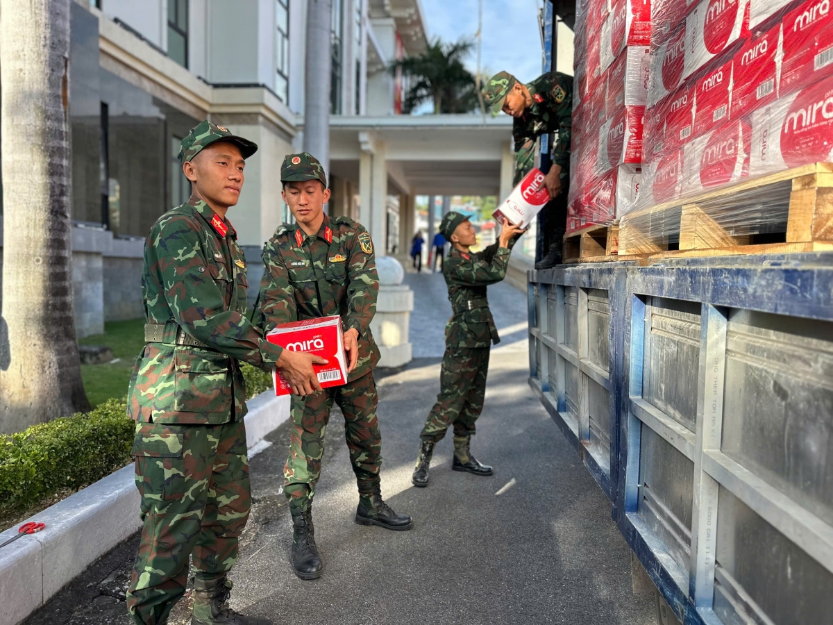 Trong chuyến hàng đầu tiên, Bộ Chỉ huy Quân sự tỉnh Quảng Ninh gửi tặng 1 tấn lương khô và 5.000 bộ quần áo; Tập đoàn TKV hỗ trợ 2.000 bộ quần áo bảo hộ cho lực lượng và người dân đang khắc phục hậu quả mưa lũ.