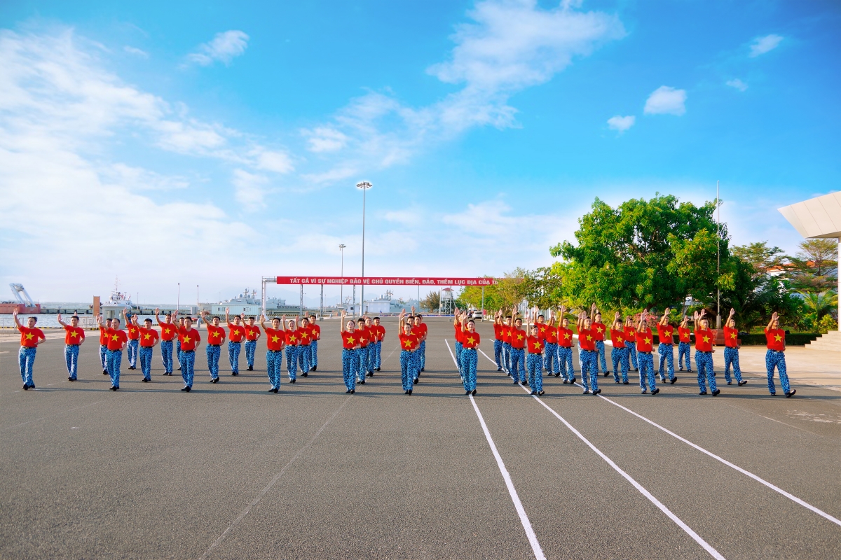  ĐVTN Lữ đoàn 189 Hải quân biểu diễn 5 vũ điệu trong sinh hoạt tập thể