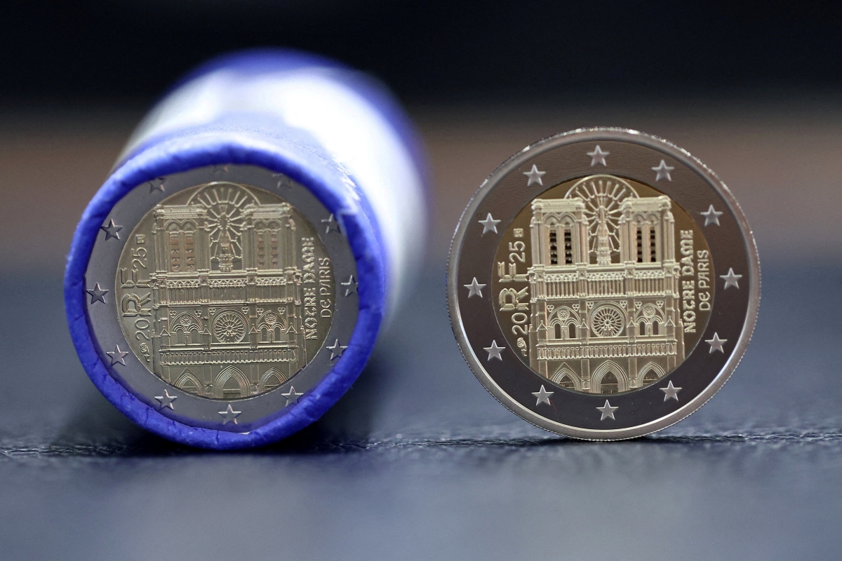 Pháp đúc đồng xu 2 euro kỷ niệm việc Nhà thờ Đức Bà Paris mở cửa trở lại. Ảnh REUTERS