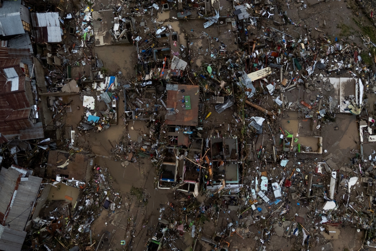 Những ngôi nhà bị phá hủy sau trận lũ lụt lớn do bão Kalmaegi gây ra ở Talisay, Cebu, Philippines (Ảnh: Reuters)