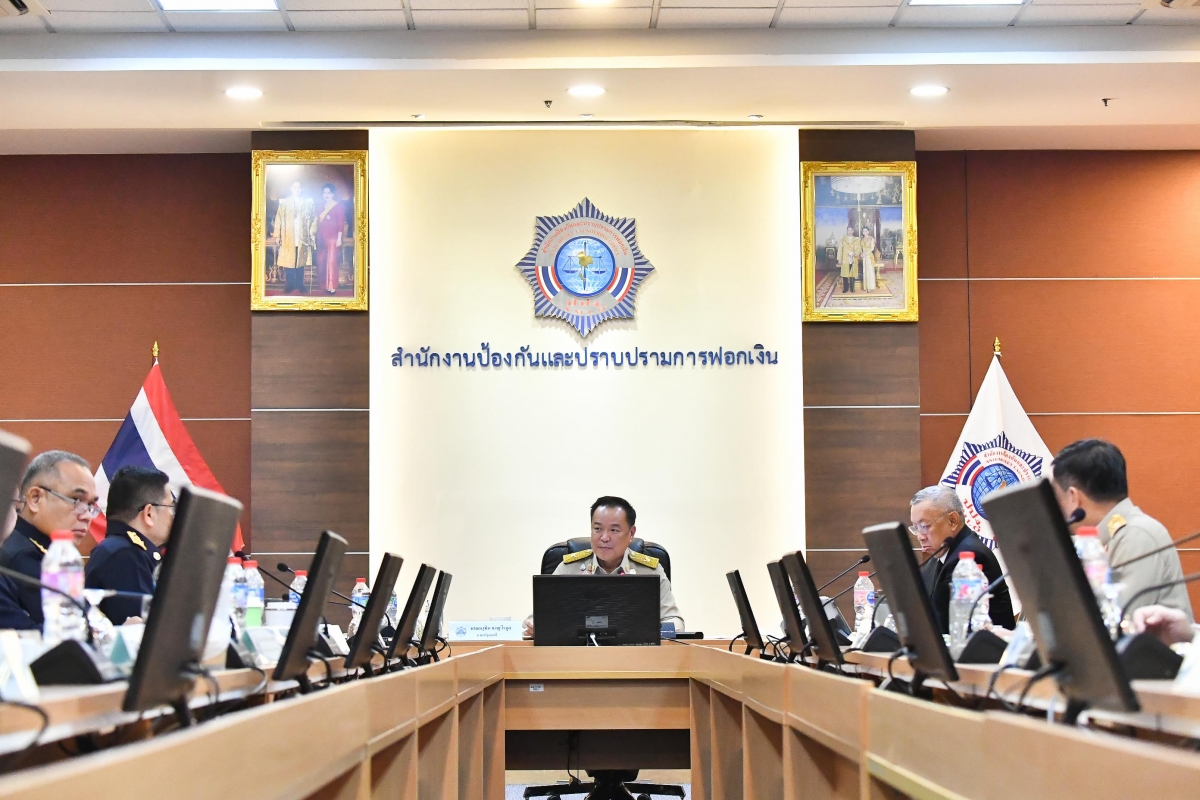 Thủ tướng Thái Lan Anutin Charnvirakul làm việc với Văn phòng Chống Rửa tiền Thái Lan (AMLO) hôm 3/11/2025.