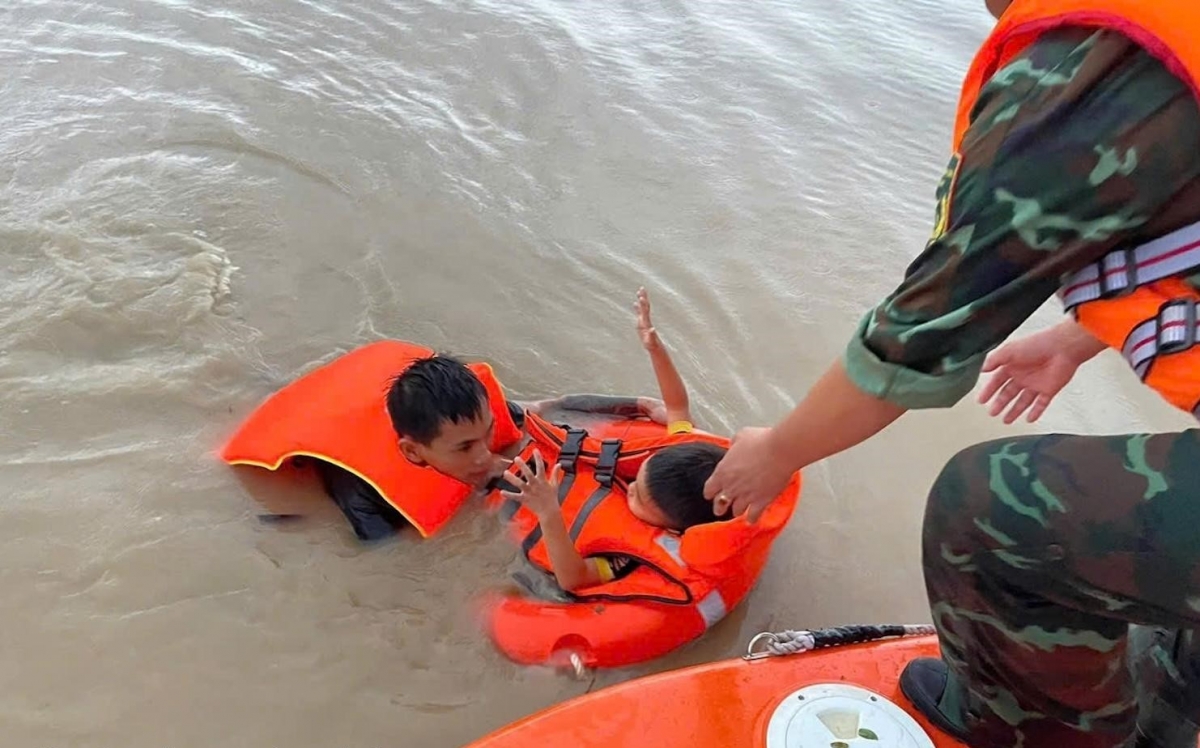 Bộ đội Lữ đoàn 5 đặc công nước đưa cháu bé ra khỏi vùng nước ngập