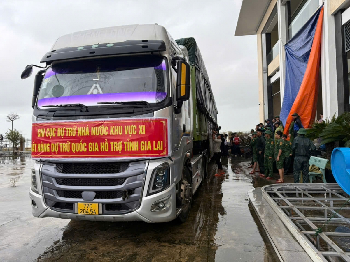 Lực lượng biên phòng nhận gạo, để kịp thời hỗ trợ bà con bị ngập lụt.