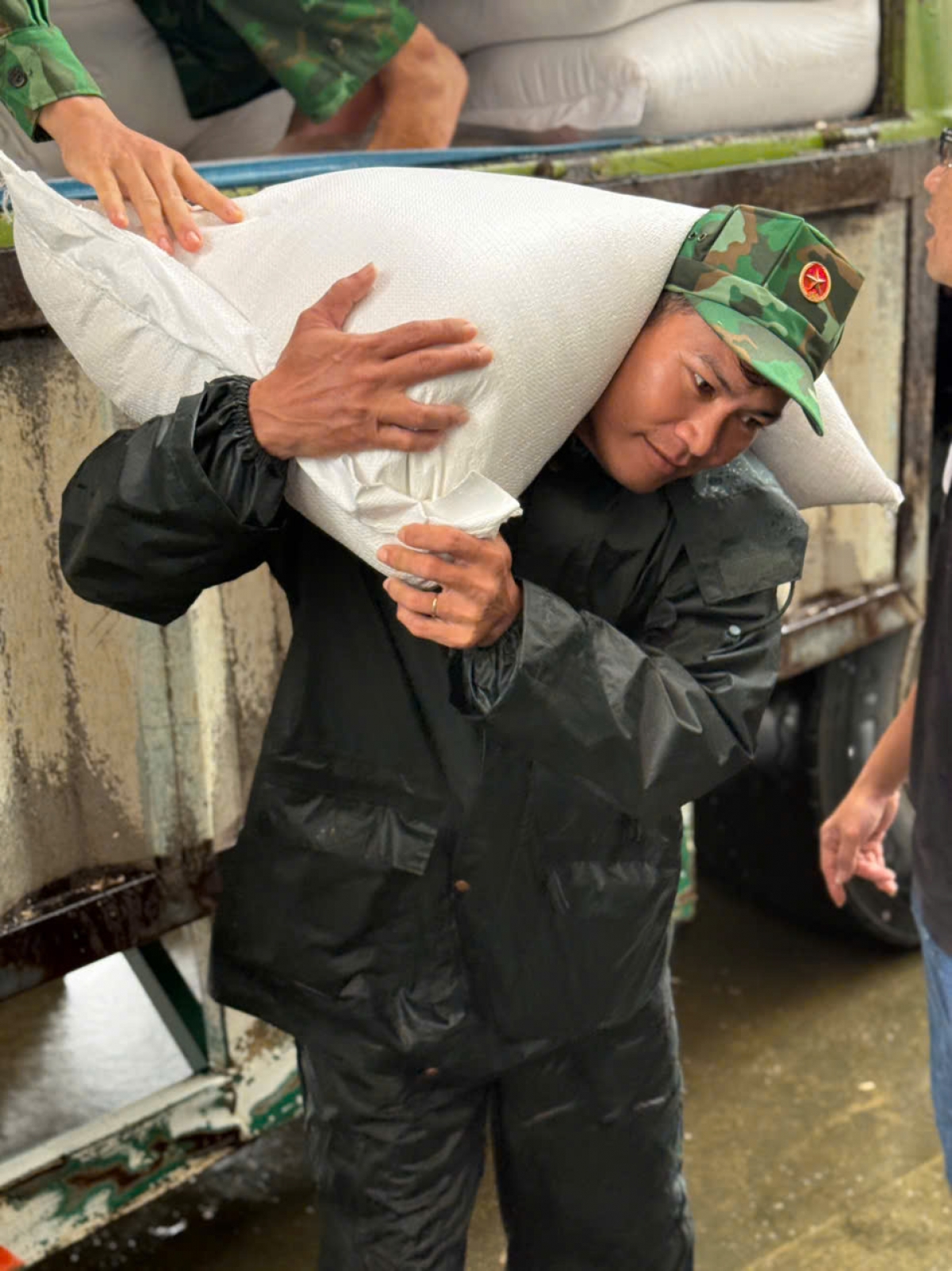 Trong đợt này, tỉnh Gia Lai được trung ương hỗ trợ 2000 tấn gạo để đảm bảo lương thực cho nhân dân khi lũ rút.