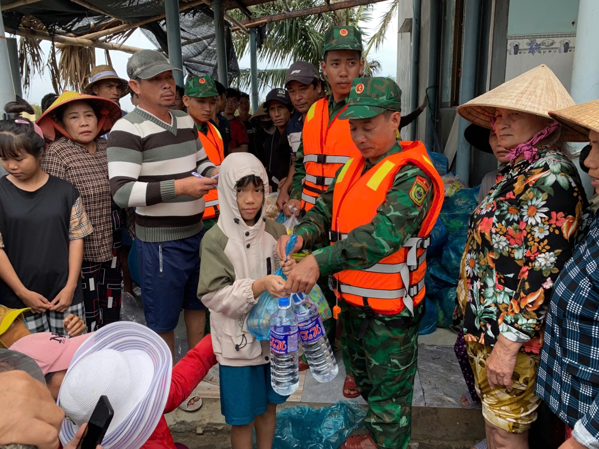 Người dân xã Tuy Phước nhận nhu yếu phẩm sau lũ.